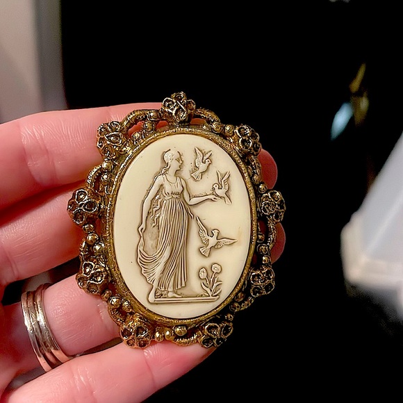 Vintage Lady with Birds Cameo Brooch - Picture 1 of 4